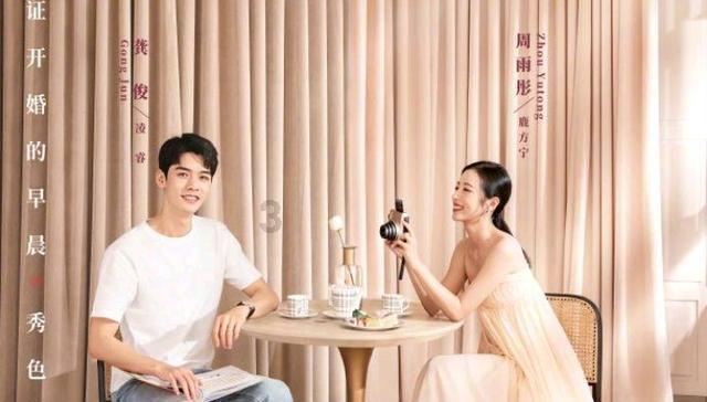 刘德华携妻女回港，牵手女儿显父爱，谁注意到朱丽倩的身材？
